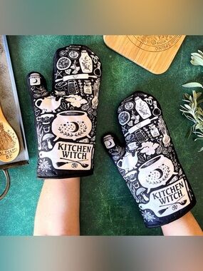 NWOT Kitchen Witch Black and White Oven Mitts - Pair
